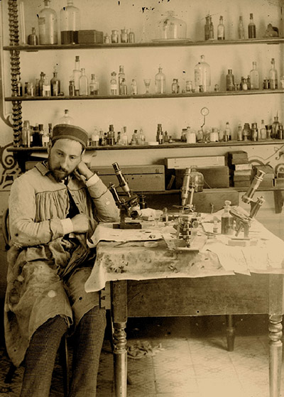 Santiago Ramon y Cajal en su laboratorio