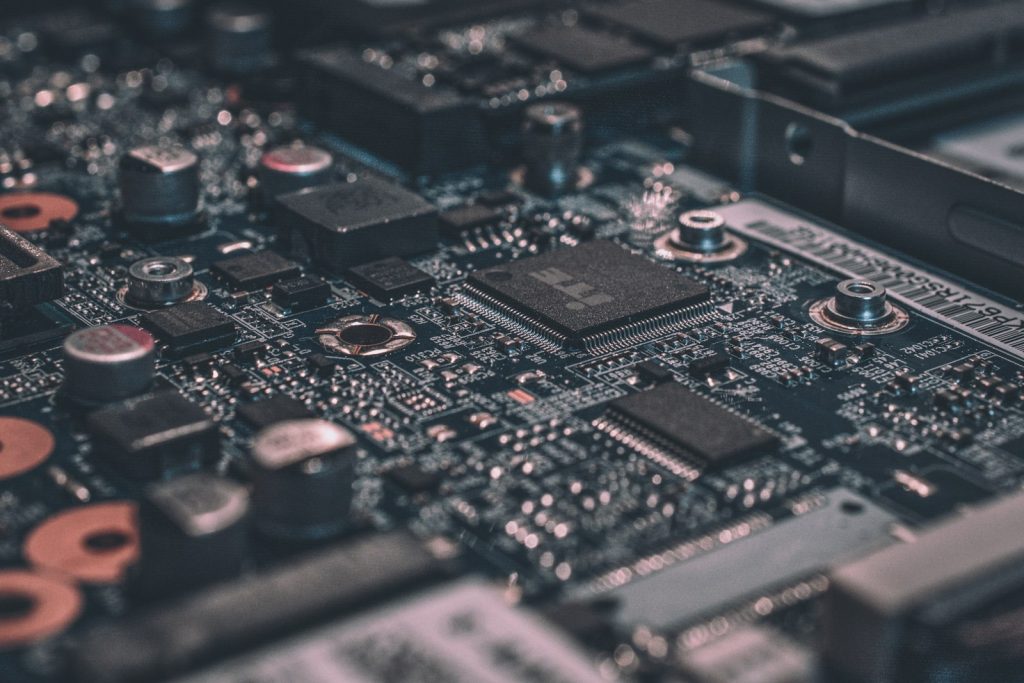 Circuito tecnológico que evoca datos en movimiento